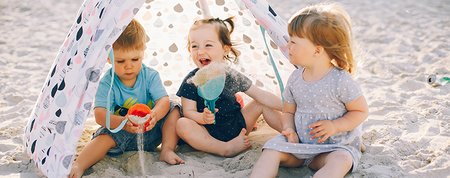 Premagajte vročino: 5 načinov, kako v tej poletni vročini zaščititi otroke